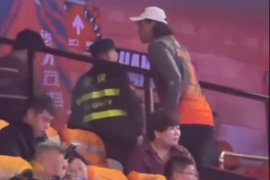 来看CBA！王大雷身穿高诗岩球衣现身高速大球馆